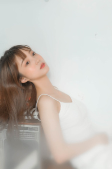 用刀划女子所有衣服